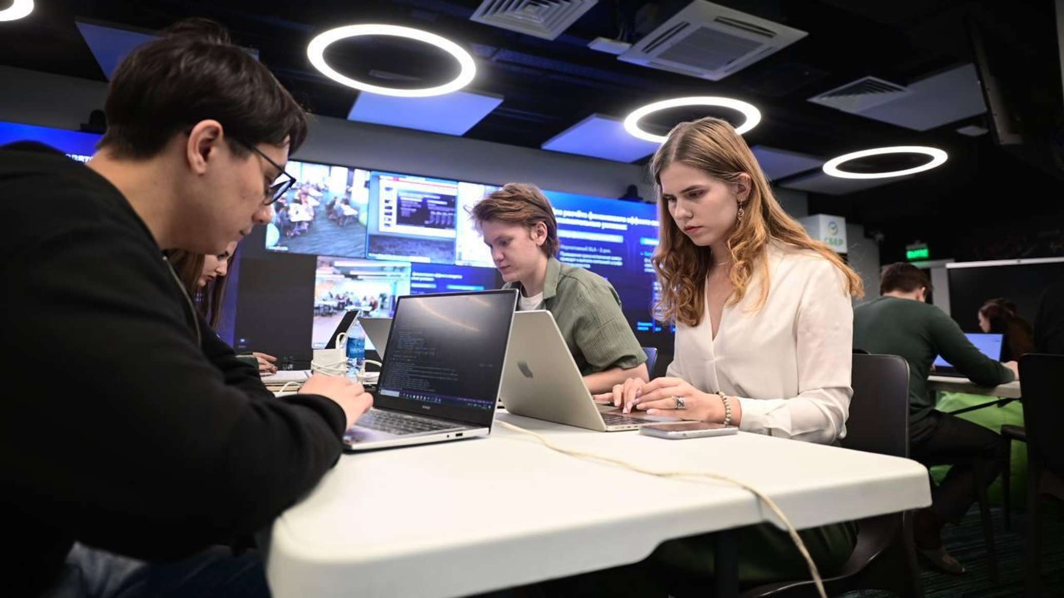В Душанбе стартовал набор в бесплатную IT-школу из России