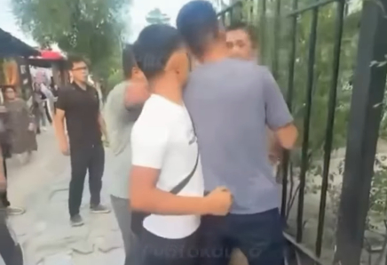 В Бишкеке пассажиры автобуса скрутили мужчину, ударившего женщину