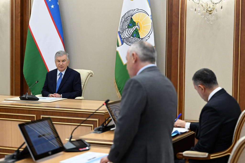 Шавкату Мирзиёеву доложили о жалобах населения на свет и газ. Проблемы поручено решить до зимы