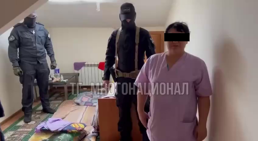 Мигрантку из Узбекистана вернут на родину из-за коврика с триколором