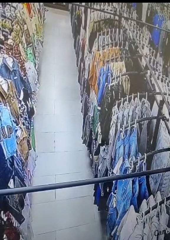 В Балыкчи ребенок поджег одежду в торговом центре: пожара удалось избежать