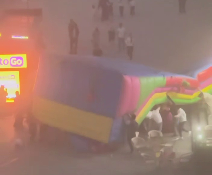 В Бухаре сильный ветер перевернул батут. Видео