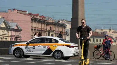 Власти Петербурга хотят продлить запрет на работу мигрантов в такси и доставке