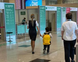 Оставшегося в Москве без родителей шестилетнего мальчика вернули в Узбекистан