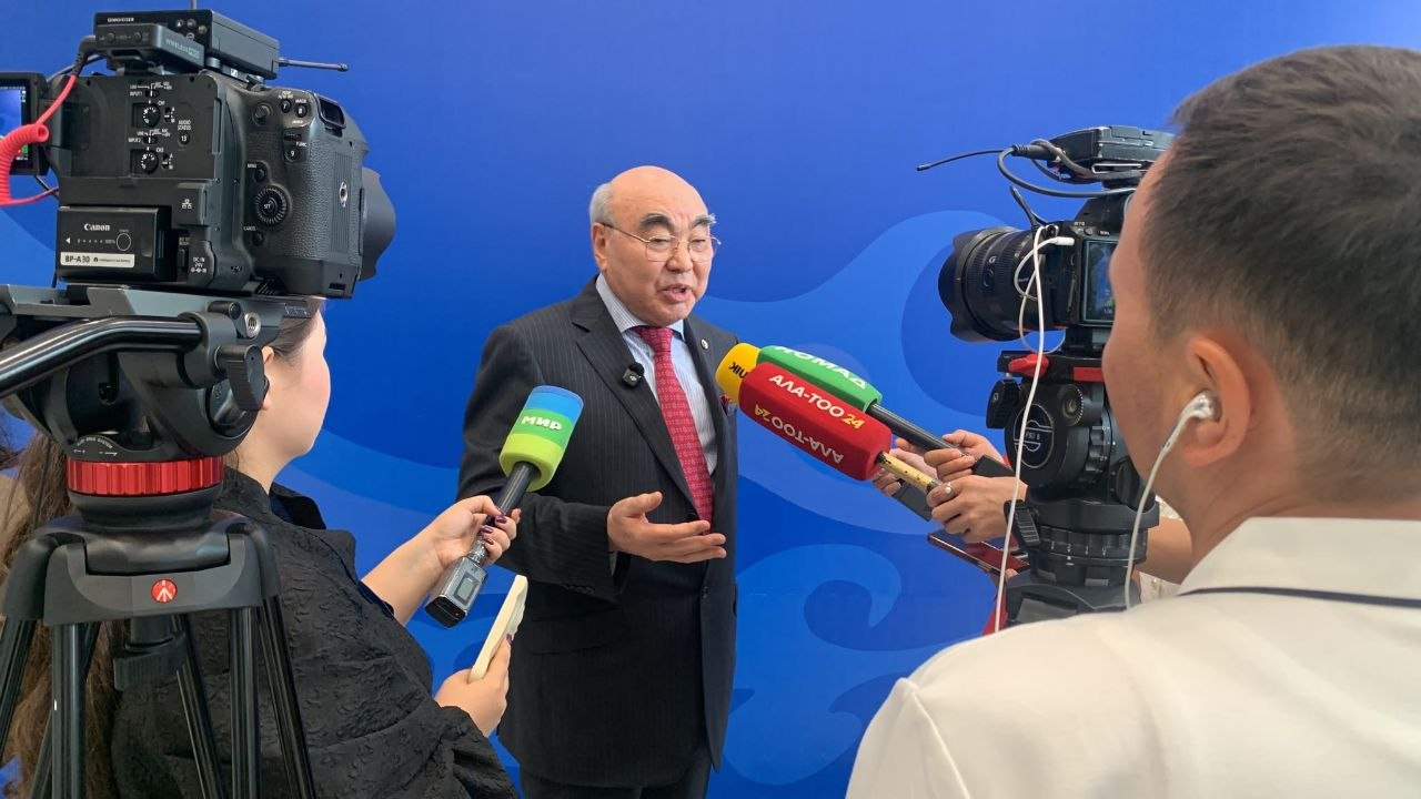 Экс-президенты Акаев и Жээнбеков приняли участие в форуме на Иссык-Куле