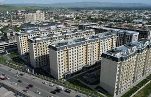В Бишкеке проверили дом после повреждения фасада сильным ветром
