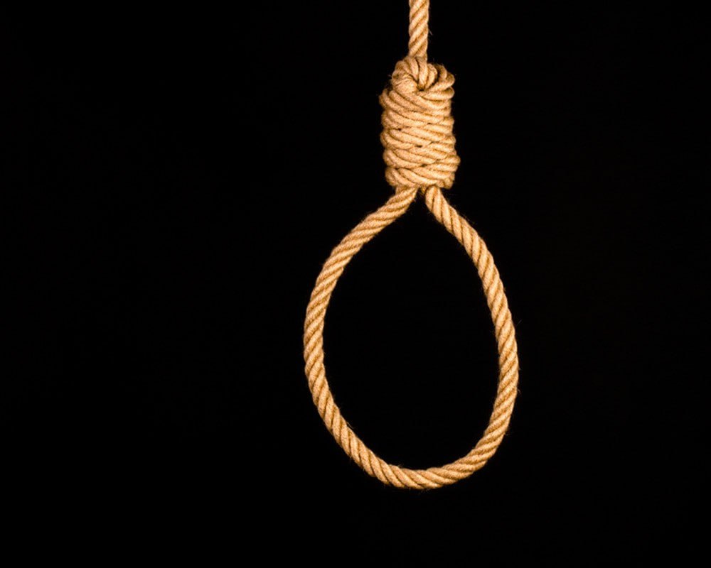 В Ошской области 24-летнюю мать двоих детей нашли повешенной в сарае
