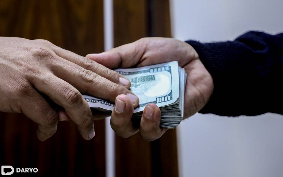 Взятки от 50 тыс. сумов до $10 тыс. — в Агентстве по карантину раскрыли крупную коррупционную схему Сотрудники агентства установили неофициальные «тарифы» за оформление документов, необходимых предпринимателям при импорте товаров. Самым «дешевым» оказался фитосанитарный сертификат, который можно было получить за 50 тысяч сумов. Самым «дорогим» — включение в реестр иностранных экспортёров — от $3 тыс. до $10 тыс.