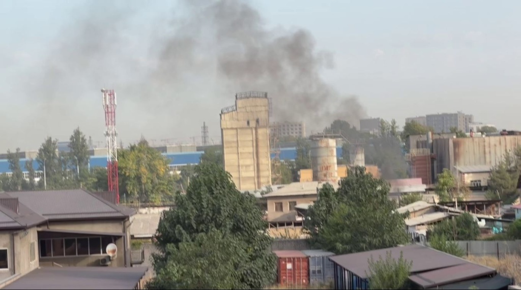Жители Бектемирского района пожаловались на едкий запах горелой резины. Видео