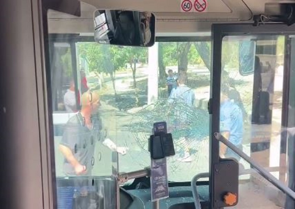 В Ташкенте пьяный пассажир разбил лобовое стекло автобуса и избил водителя. Видео