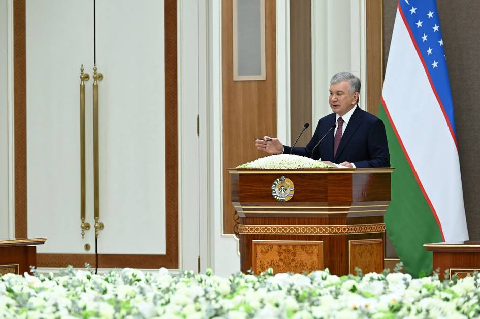 Президент поручил существенно сократить бюрократию для бизнеса, а также количество штрафов и сборов Шавкат Мирзиёев заявил, что подход контролирующих органов должен измениться: прежде чем наказывать предпринимателя, необходимо дать ему возможность устранить нарушение и помочь разобраться в ситуации.