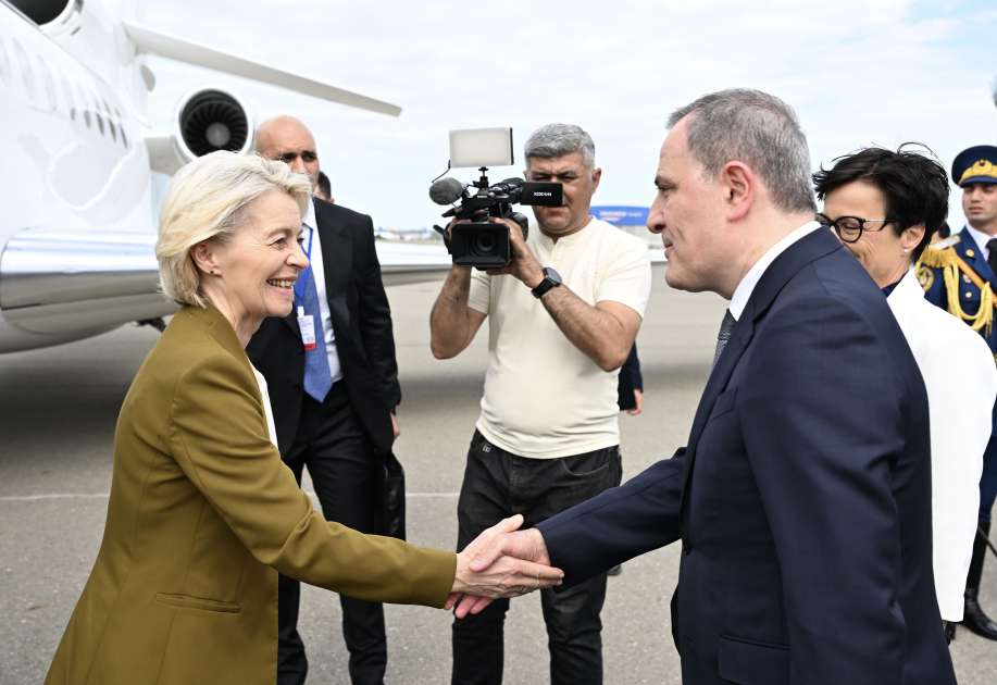 Президент Европейской комиссии прибыла с визитом в Азербайджан (ФОТО)