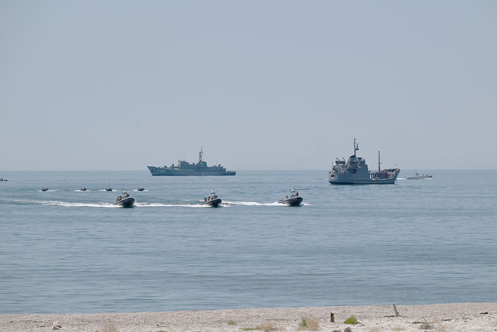 ВМС Азербайджана открыли стрельбу на Каспии