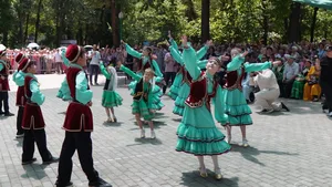 Праздник для всех поколений: тысячи горожан отметили Сабантуй в Ташкенте | Репортаж