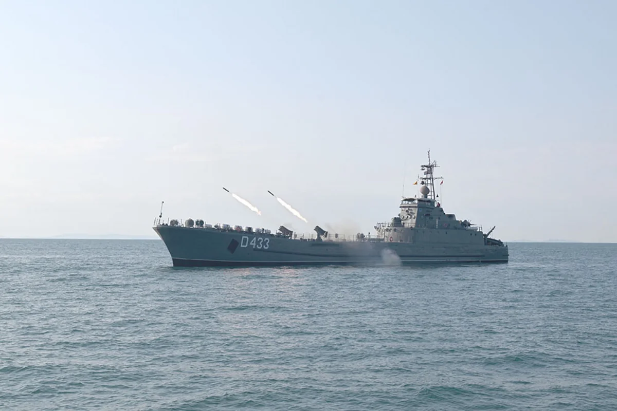 ВМС Азербайджана проводят тактические учения с боевой стрельбой