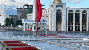 Непогода и сильный ветер спустили флаг на центральной площади Ала-Тоо в Бишкеке