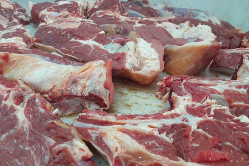 Проверка мясной продукции и овощей на рынке Масы: владельцам торговых точек вынесены предупреждения