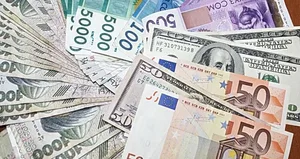 Рубль умеренно дешевеет, юань возобновил рост: курс валют на 25 мая