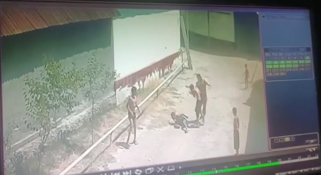 В Андижане мужчина жестоко избил 9-летнего мальчика. Видео