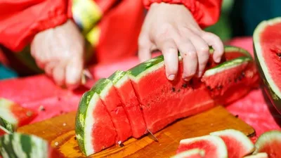 Не только для удовольствия: почему врачи рекомендуют арбузы