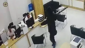 Мужчина в маске попытался ограбить банк в Самарканде. Видео