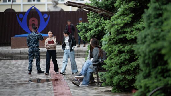 С юга на север и обратно: студентов в КР ждет ротация, Жапаров подписал указ