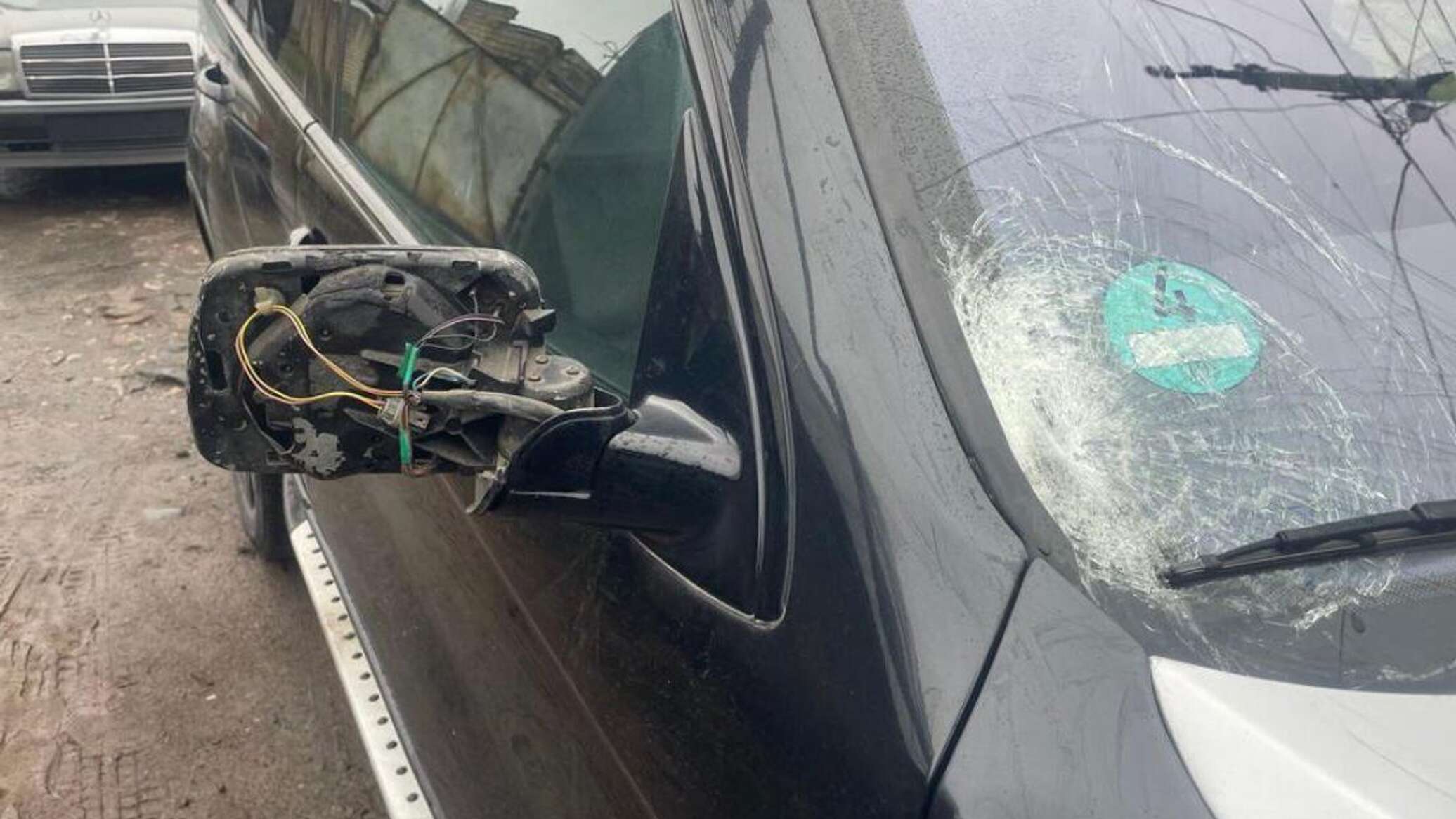 Авто наехало на двух человек на тротуаре в центре Бишкека. Видео