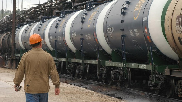 Кабмин ввел запрет на вывоз из Кыргызстана нефти и нефтепродуктов