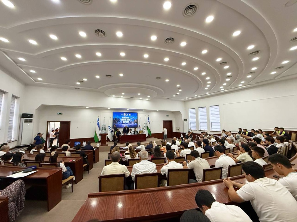 В Ташкенте водителям на практике показали действие ремня безопасности при перевороте авто. Видео