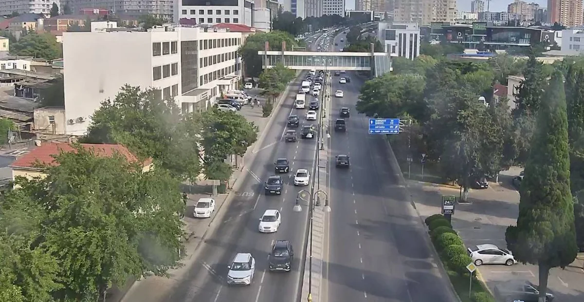 В Баку на некоторых дорогах затруднено движение транспорта