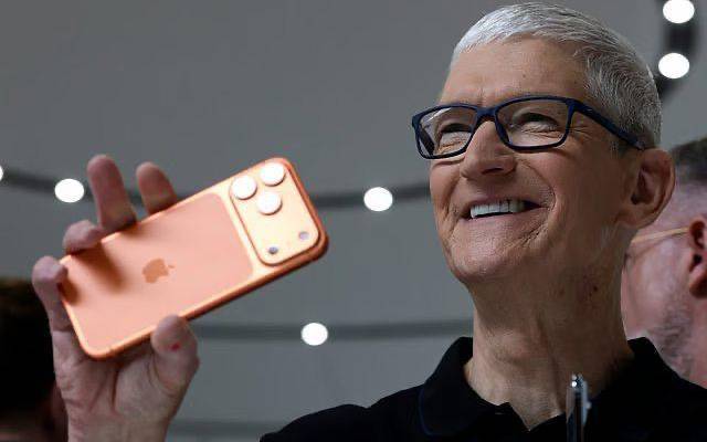 Цены на iPhone вырастут: Тим Кук объяснил причину Подорожание продукции компании связано с ростом цен на чипы памяти и контроллеры. Несмотря на все усилия смягчить рост расходов и защитить покупателей от повышения, ситуация остаётся нестабильной.