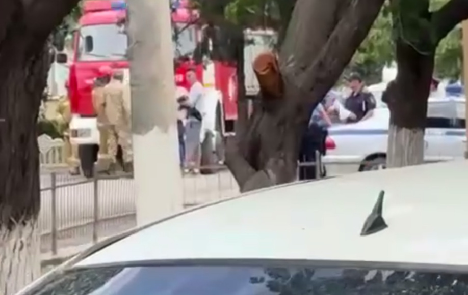 В областной больнице Баткена провели эвакуацию из-за сообщений о бомбе (видео)