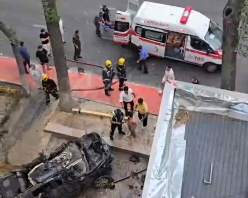 В центре Ташкента Malibu перевернулся и врезался в кофейню. Видео