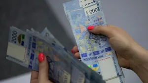 Зарплаты кыргызстанцев хотят защитить от инфляции законом