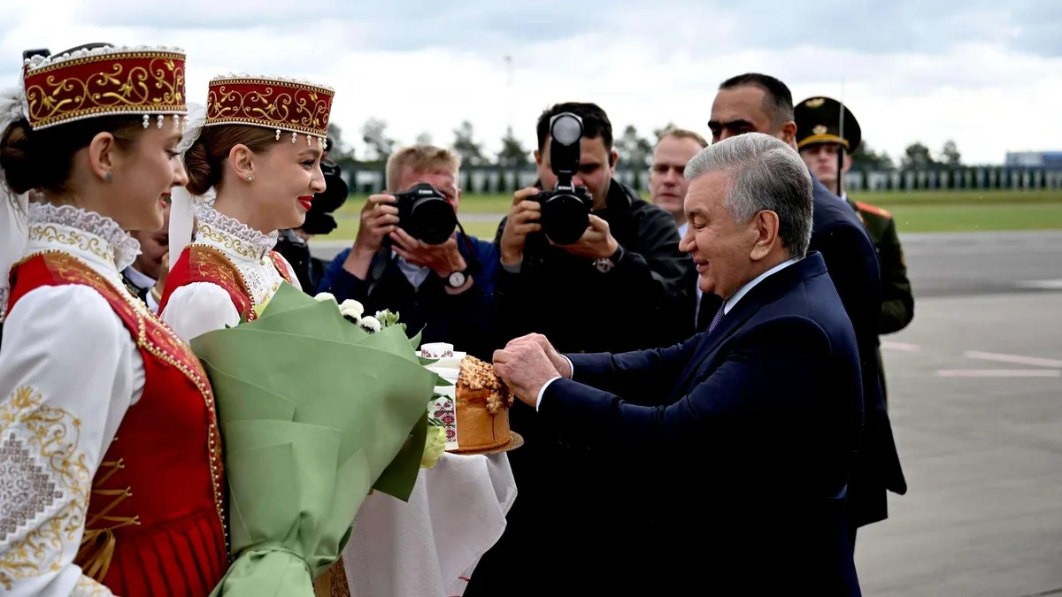 Как Шавката Мирзиёева встретили в Минске — фото