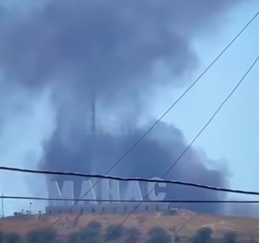 Черный дым накрыл въездную стелу города Манаса