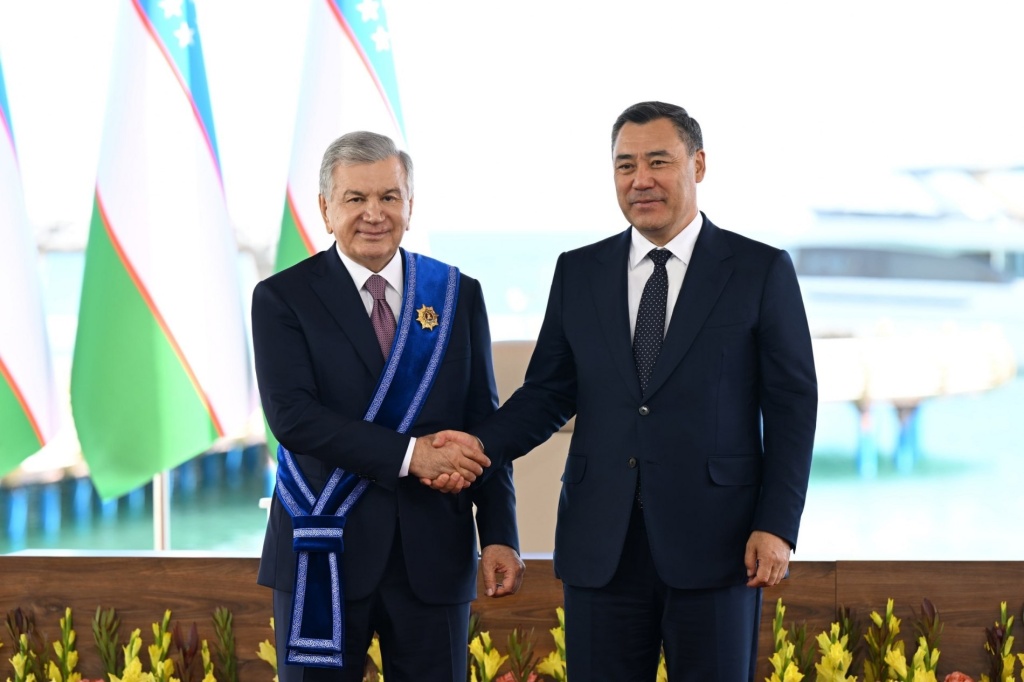 Президент Кыргызстана вручил Шавкату Мирзиёеву орден "Манас" I степени