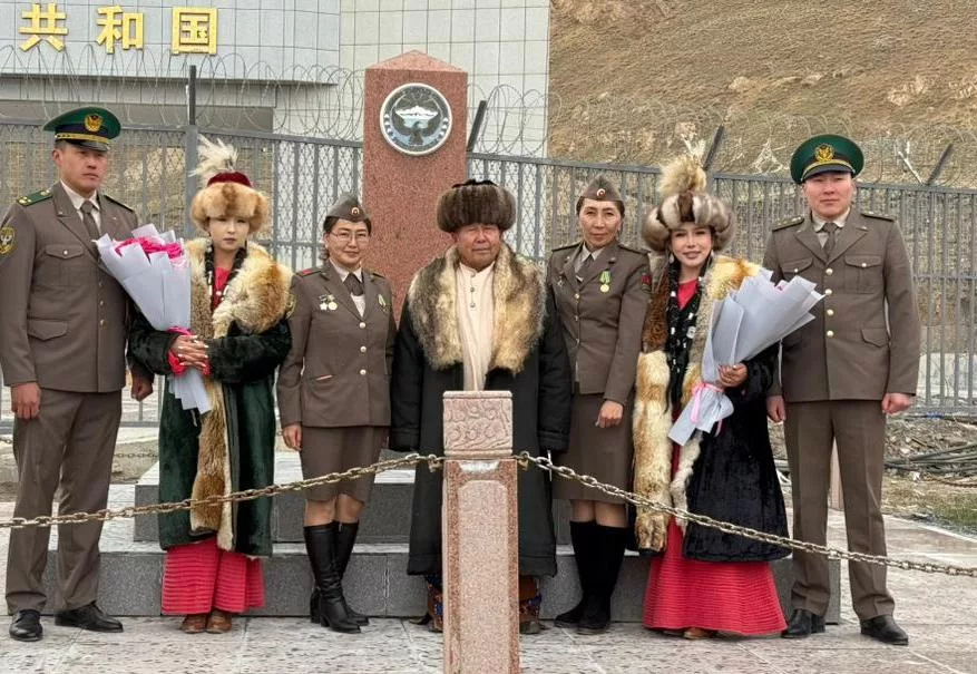 Этнические кыргызки на конях пересекли границу Китая. Их встретили пограничники Кыргызстан