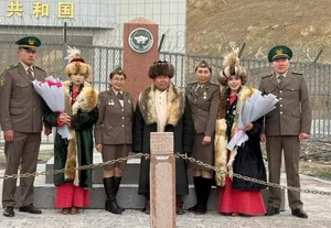 Этнические кыргызки на конях пересекли границу Китая. Их встретили пограничники Кыргызстан