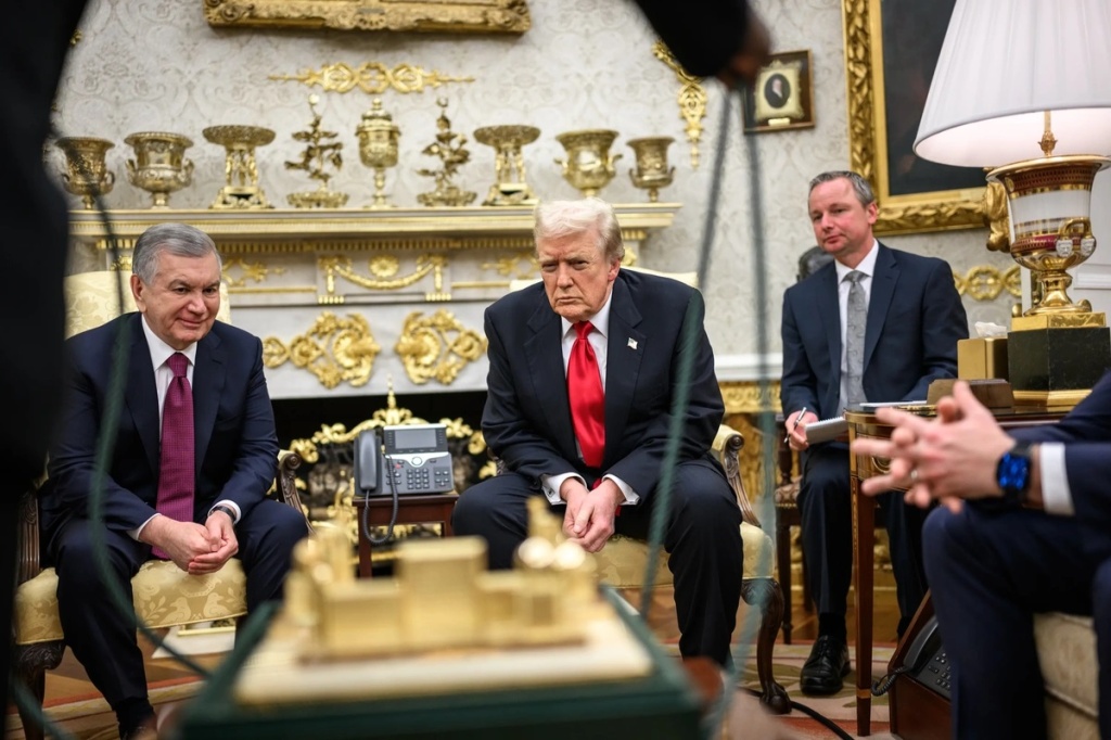Шавкат Мирзиёев провел телефонный разговор с Дональдом Трампом