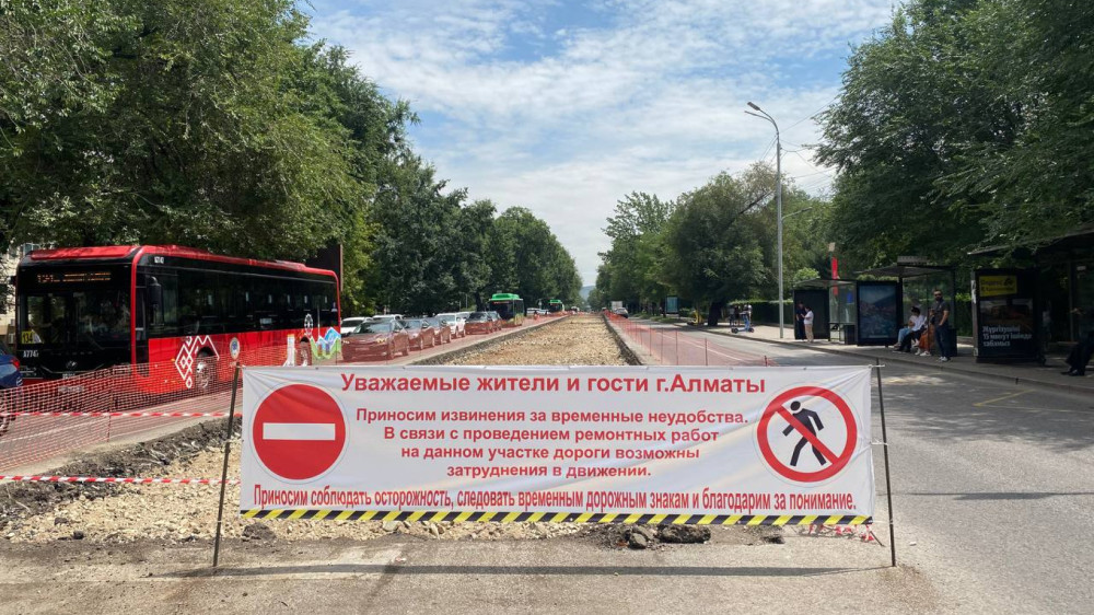 В Алматы начинают сносить опоры ради LRT – что будет со связью и светом