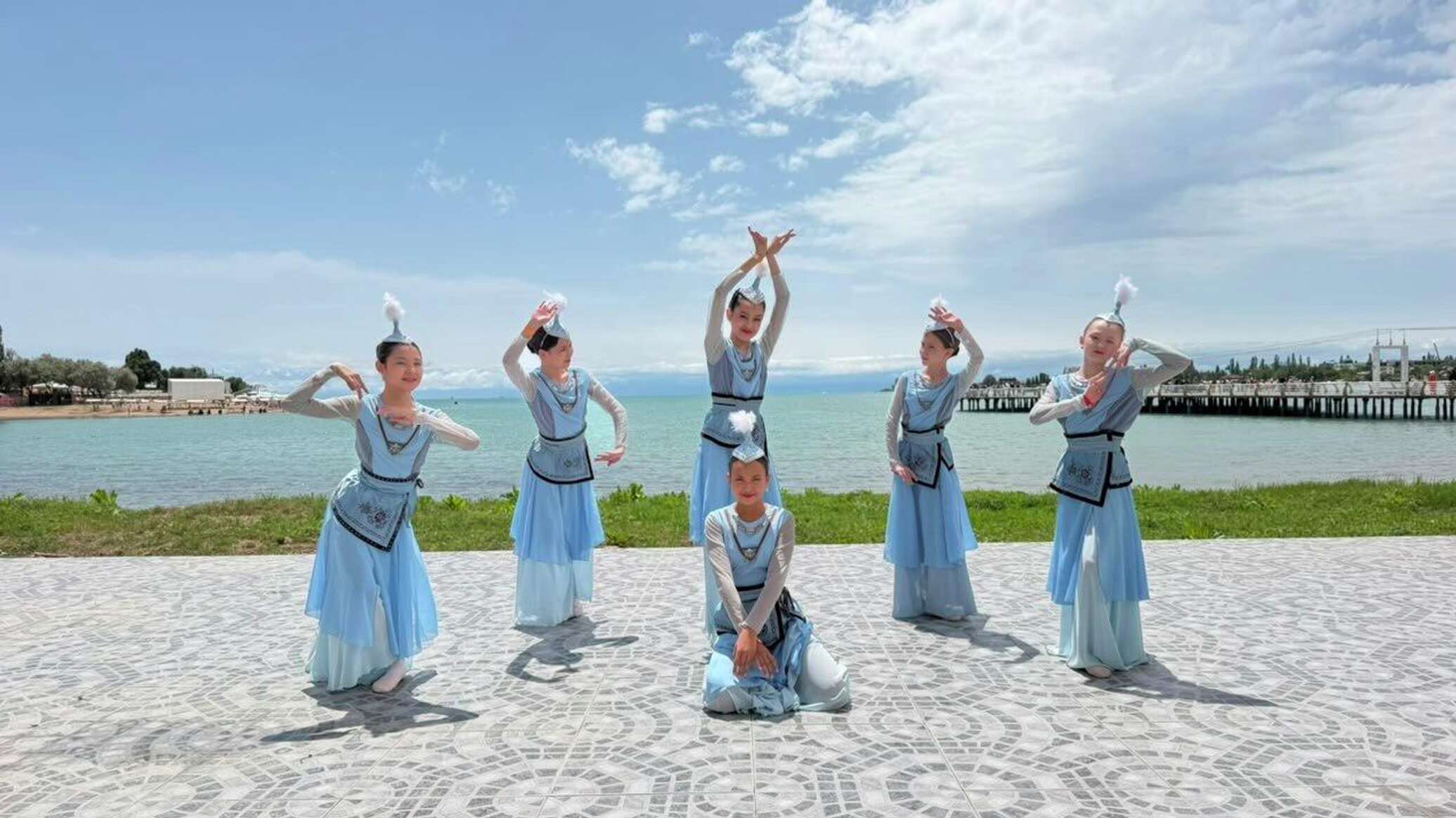 На Иссык-Куле прошел международный фестиваль "Алые маки"