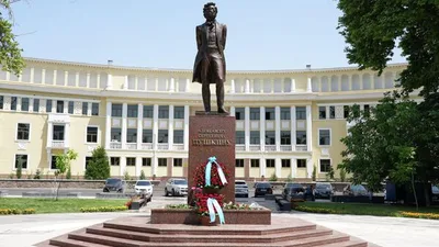 В Ташкенте возложили цветы к памятнику великого поэта Пушкина — фото