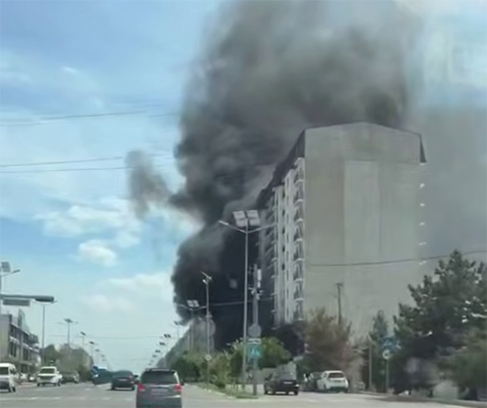 В Ташкентской области загорелась новостройка. Видео
