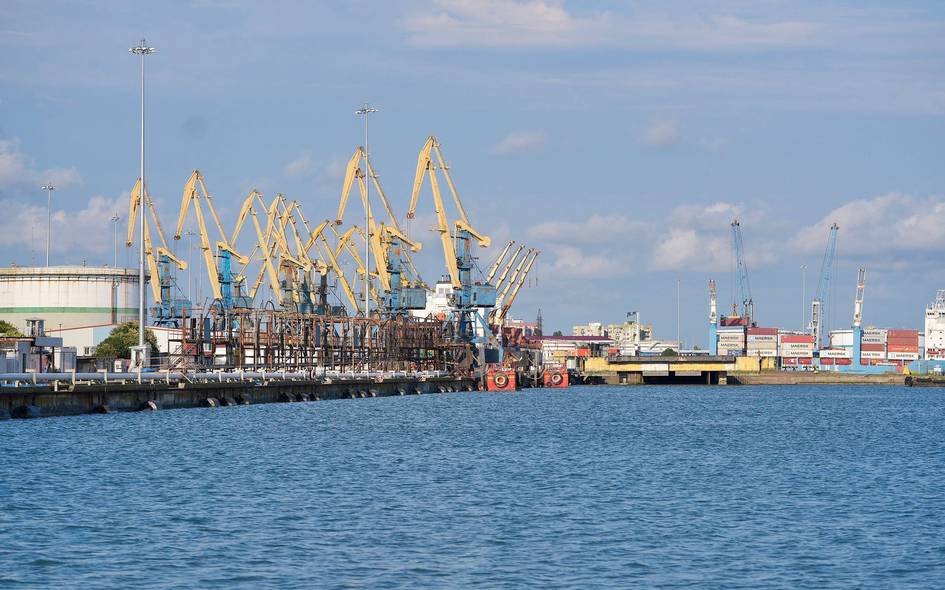 Узбекистан может принять участие в строительстве крупнейшего глубоководного порта Грузии После завершения проекта он сможет принимать суда всех типов и станет важным звеном международных транспортных маршрутов, в том числе в рамках будущей железной дороги Китай — Кыргызстан — Узбекистан.
