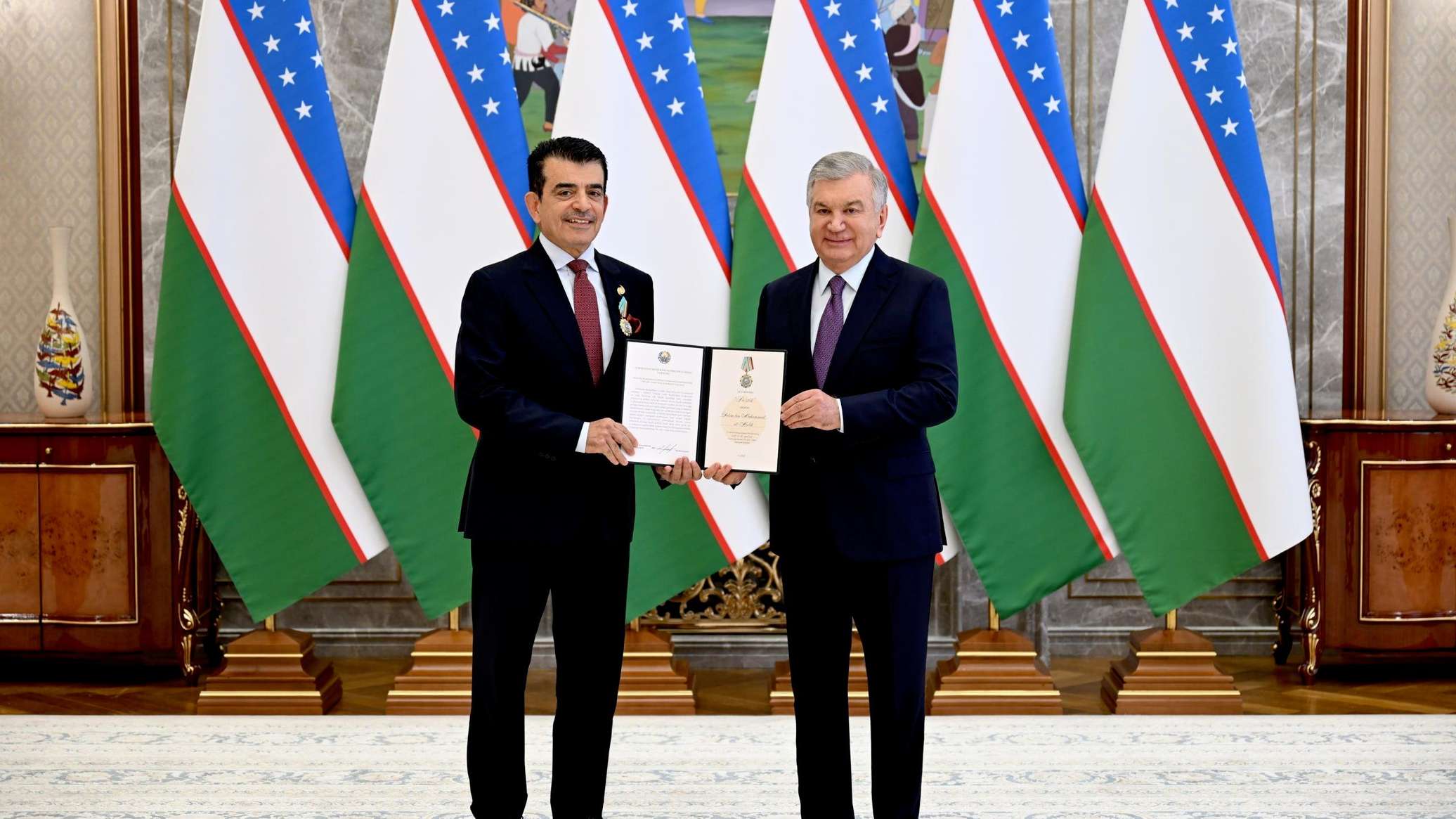 Шавкат Мирзиёев наградил гендиректора ICESCO Салима аль-Малика орденом "Дустлик"