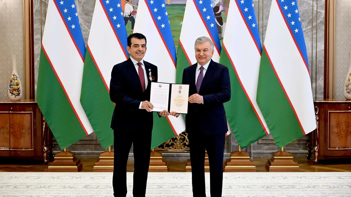 Шавкат Мирзиёев наградил гендиректора ICESCO Салима аль-Малика орденом "Дустлик"