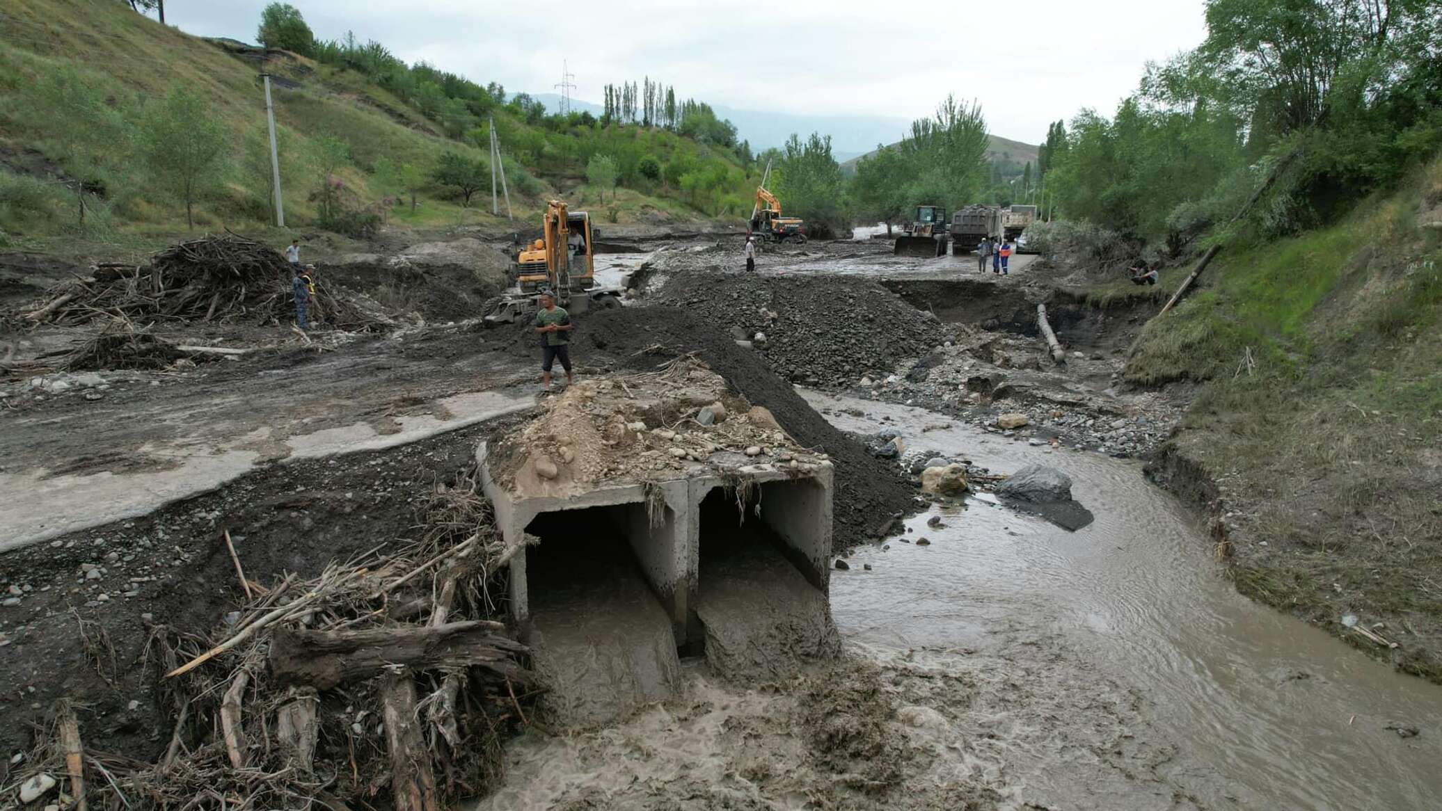 Селевые потоки в Баткенской области затопили РЭС, дороги и дома — видео
