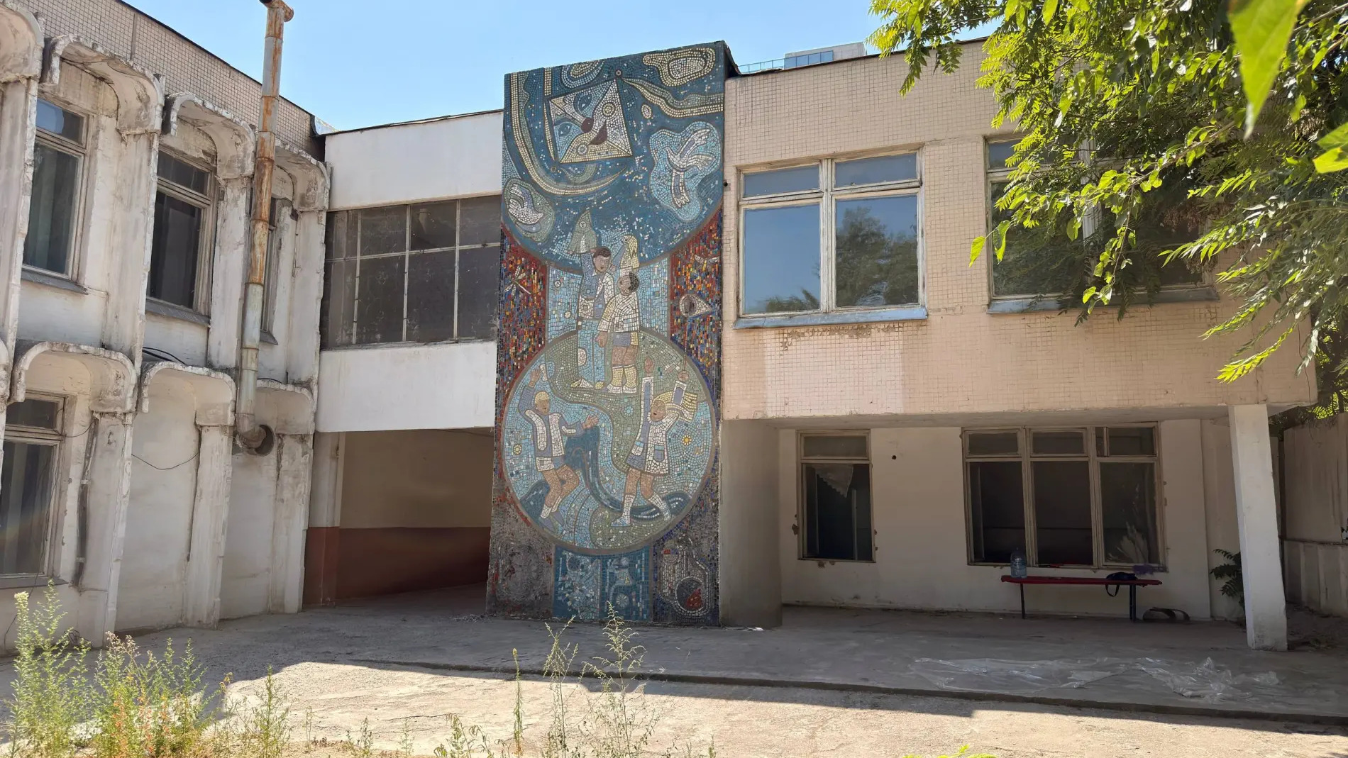 Редкие мозаики бывшего тубдиспансера в Ташкенте перенесут из-за демонтажа здания