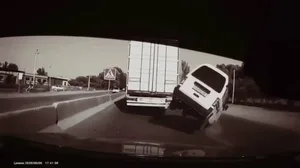 В Самаркандской области Damas столкнулся с грузовиком. Видео